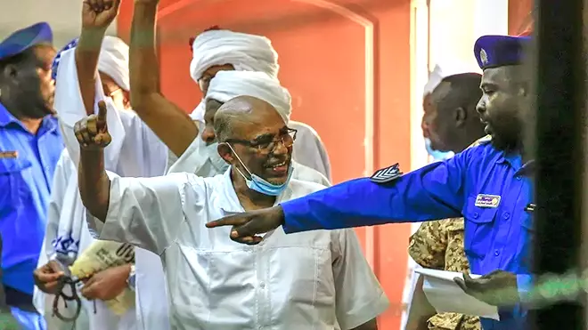 السلطات بالسودان تسعى لإعادة القبض على مسؤولين من عهد البشير